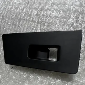 Vw Passat B7 Sağ Arka Kapı Tekli Cam Düğmesi Çerçevesi 3AA868750