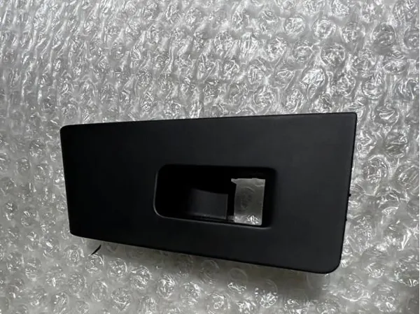 Vw Passat B7 Sağ Arka Kapı Tekli Cam Düğmesi Çerçevesi 3AA868750